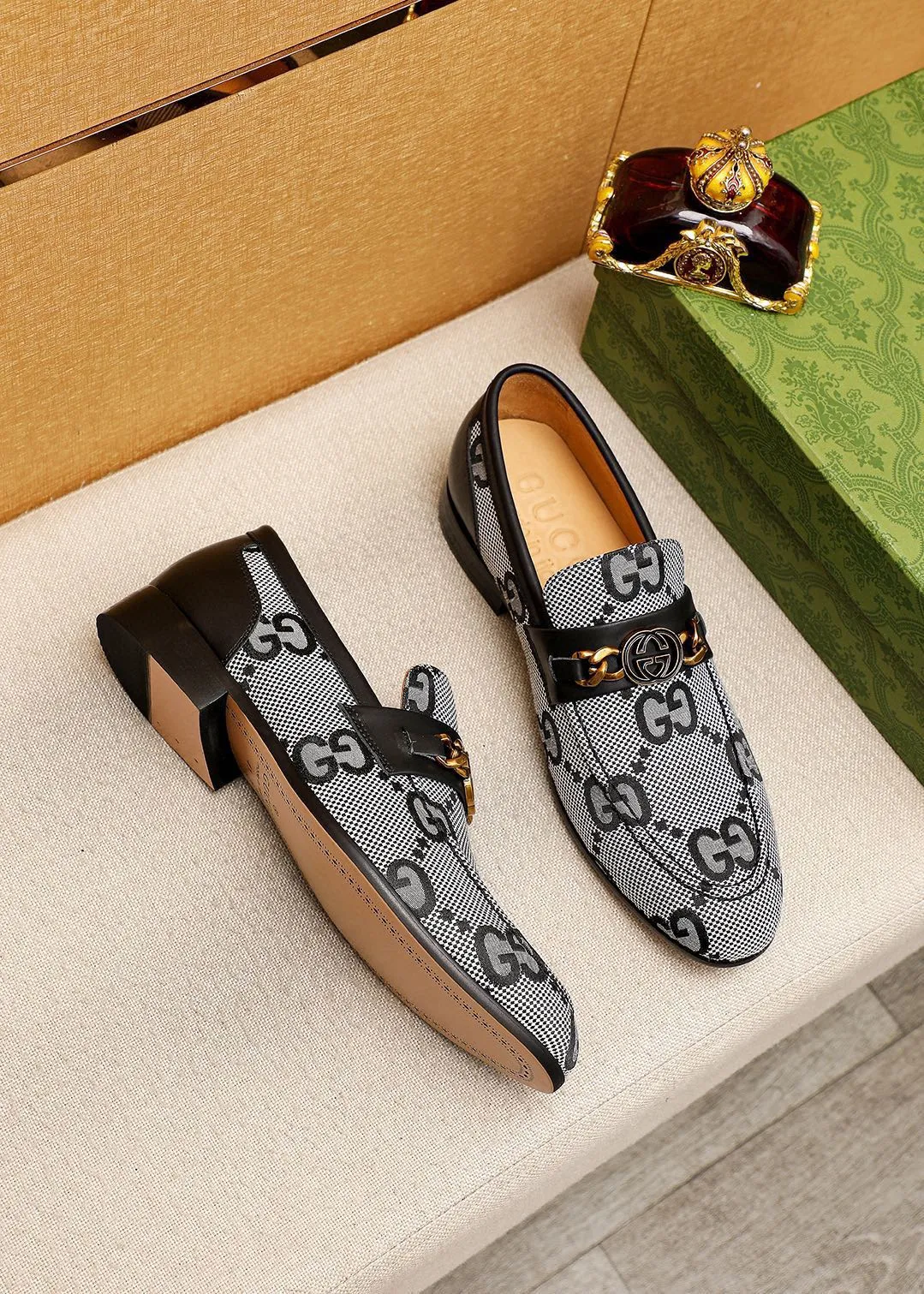 Men's shoes 💰462 💐 Product trademark: GUCCI "Gucci" casual leather shoes Regular size: 38-44 (45.46.47🉑️Customized) Product materials: Selected imported first-layer fabric upper + luxury hardware buckle, imported cowhide leather lining. Strong three-dimensional visual effect, original outsole color: 1⃣️color optional